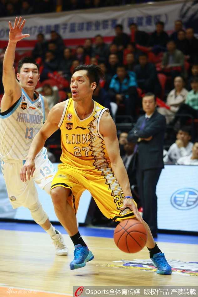 疆广厦战记:篮下铁血交锋,群星闪耀时 新疆队长周琦在篮下展现恐怖统治力,他伸直长臂在胡金秋头上摘下关键篮板,落地后立即二次起跳,双手将球狠狠灌入篮筐,点燃了全场的气氛。