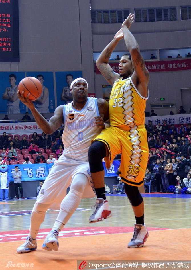 疆广厦战记:篮下铁血交锋,群星闪耀时 广厦发动机福特森如旋风般杀入敌阵,在新疆队三名防守球员的合围下强行突破,尽管身形受阻,但他依然奋力将球抛向篮筐,眼神中充满了不屈的斗志。