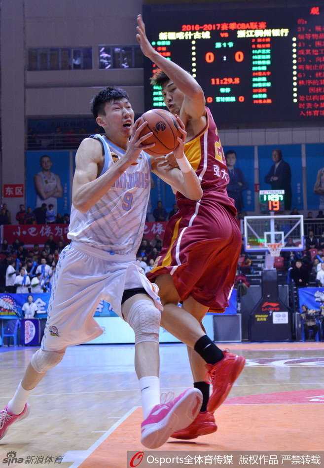 沃伦在严密防守下，身体腾空扭曲，用高难度的动作完成上篮