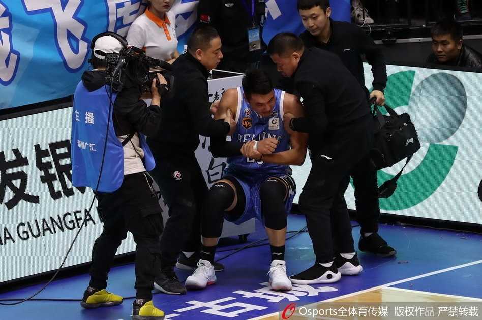 翟晓川带伤坚持回到赛场，手腕上缠着绷带，眼神坚定，他的回归赢得了现场球迷的敬意。