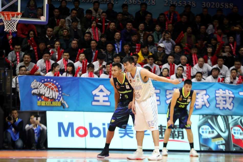 新疆队核心亚当斯面对广东队赵睿如同牛皮糖一般的贴身紧逼，他奋力向前冲刺，肌肉的碰撞在瞬间迸发出力量感，试图撕开这道防线，但广东队的防守体系早已布下天罗地网。