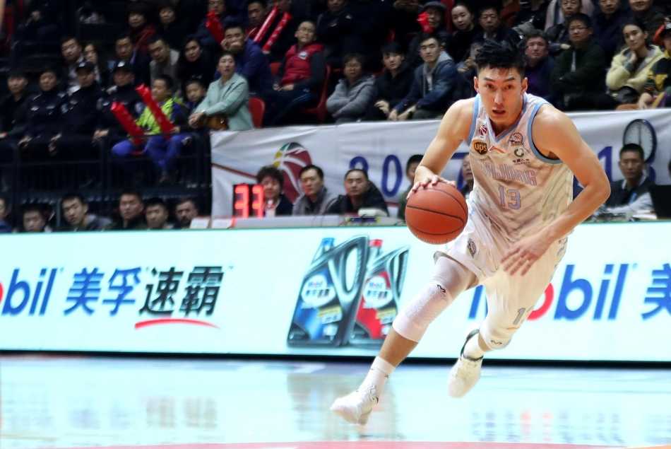 广东队外援斯隆在三人包夹的缝隙中送出一记精准的击地传球，篮球如同长了眼睛一般穿越人群，而篮下的易建联已经卡住身位，高高跃起，准备完成一次势大力沉的单手劈扣，整个配合妙到毫巅。