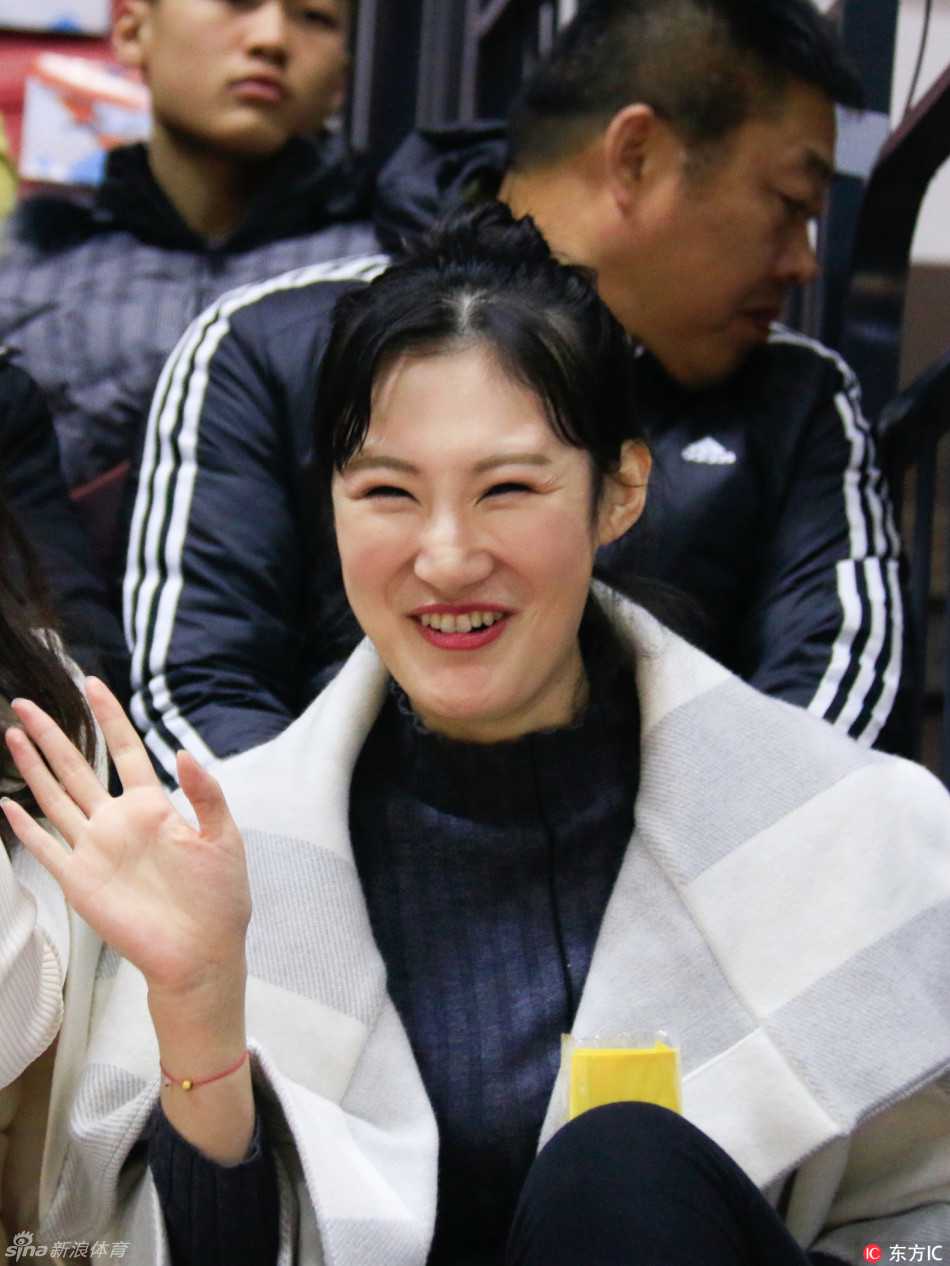 疆粤大战烽烟起:总决赛场边的温柔力量 新疆队夺冠的喜悦时刻,孙桐林与队友相拥庆祝,看台上他的女友也激动地站起身来,用手机记录下这属于他们共同的荣耀瞬间。