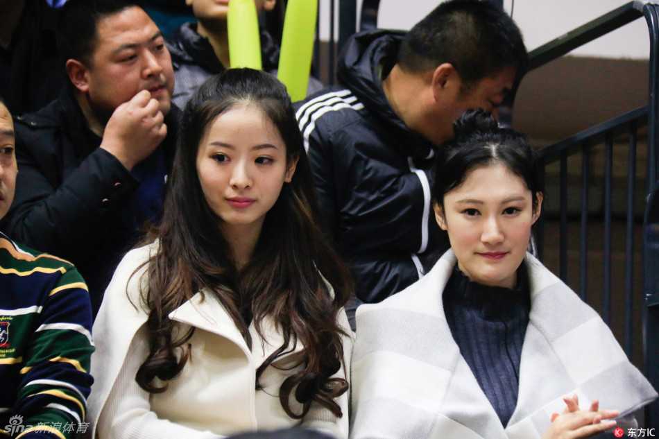 疆粤大战烽烟起:总决赛场边的温柔力量 孙桐林女友在现场见证了爱人夺冠的荣耀时刻,她清纯可人的面容带着邻家女孩的亲切感,微笑中透着对胜利的喜悦和对男友的自豪。