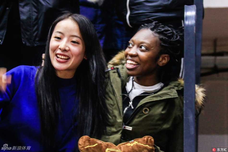 疆粤大战烽烟起:总决赛场边的温柔力量 周鹏的妻子在看台上神情专注,当看到丈夫受伤倒地时,她紧咬嘴唇,眼中满是心疼与紧张,完全不顾周围喧嚣的球迷,心已飞到赛场之上。