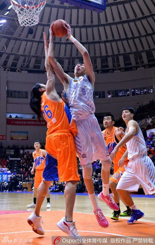 曾文鼎面对防守强行起跳灌筐，双手紧抓篮圈，身体悬挂在空中气势如虹