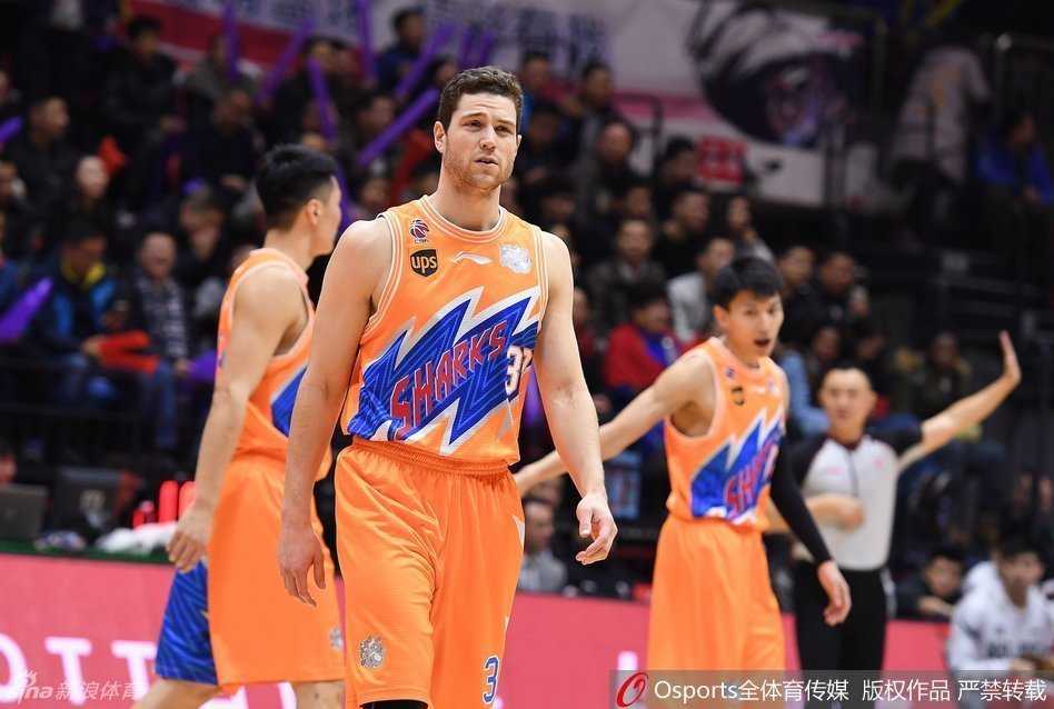 可兰白克面对防守，冷静做出投篮假动作，晃开空间后准备衔接下一个技术动作