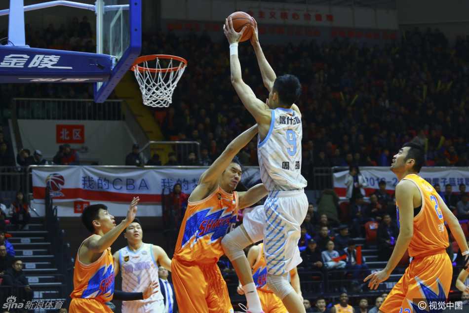 周琦持球强攻，面对多人合围仍奋力将球托起，眼神里满是对篮筐的渴望