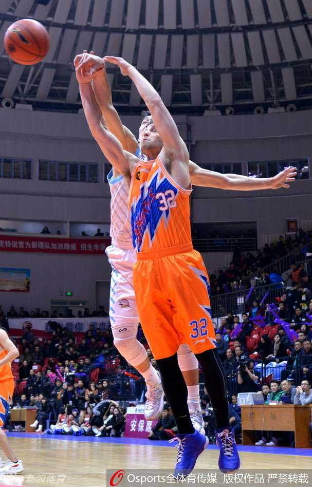 张兆旭奋不顾身飞身救球，身体完全舒展，眼神紧追皮球轨迹