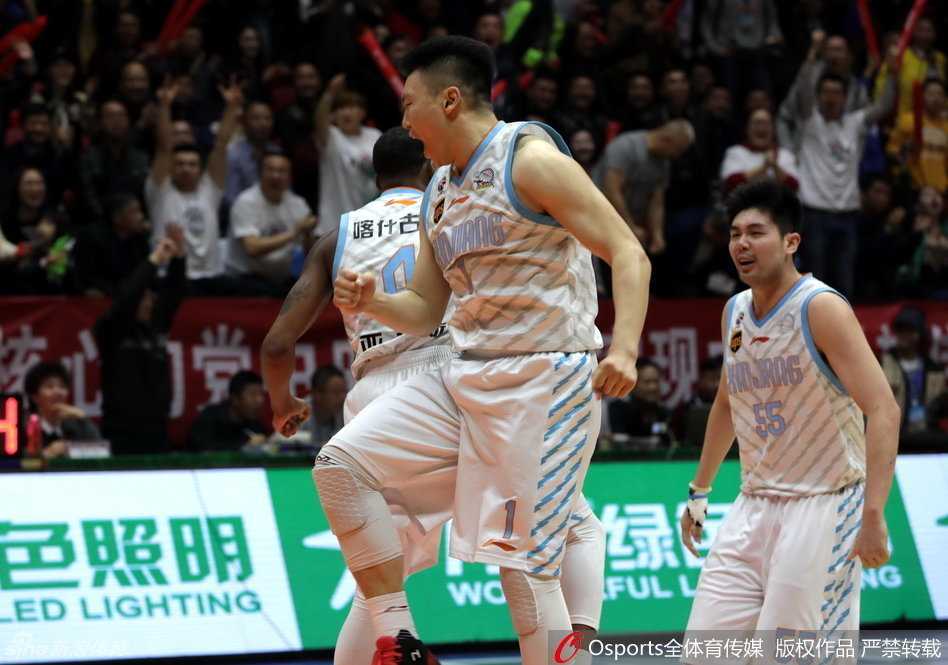 疆粤对决烽烟录:周琦硬撼易建联,西热烈焰燃尽英雄泪 胜利时刻,西热力江激情澎湃地与亚当斯重重击掌,两位新疆悍将眼中闪烁着征服者的光芒,整个球场都为之震颤。