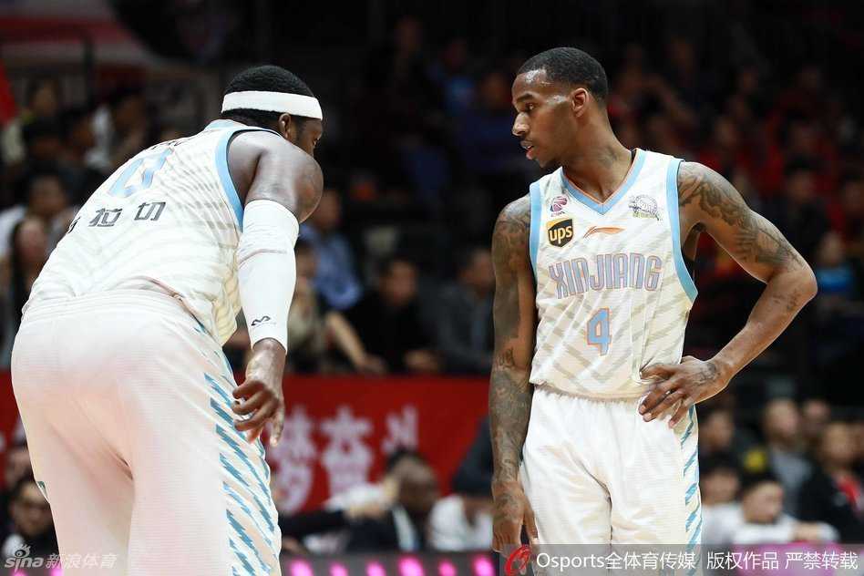 疆粤对决烽烟录:周琦硬撼易建联,西热烈焰燃尽英雄泪 周琦犹如飞天巨兽,迎着易建联的防守强行上篮,两人在空中形成一道激烈的对抗剪影,青春的锋芒与老将的尊严在此刻碰撞。