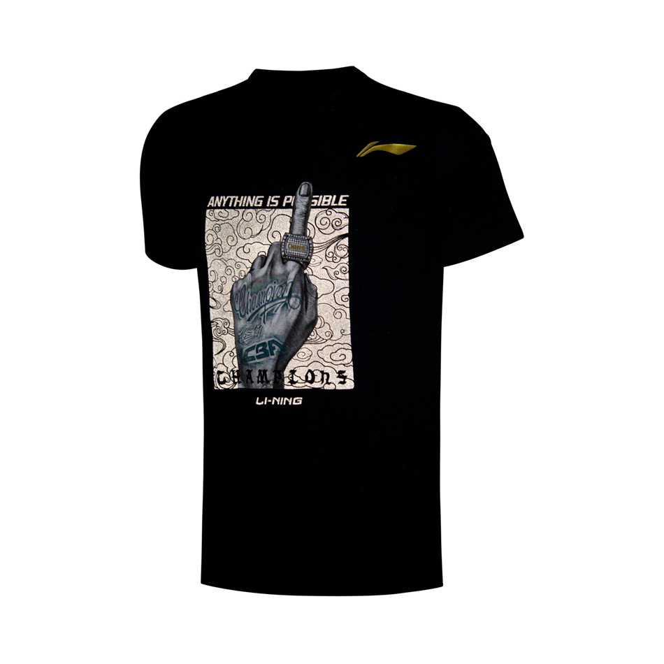 闪光灯下的T恤正面瞬间被点亮，反光材质让冠军手势如霓虹灯般闪耀，成为人群中最亮的光点。