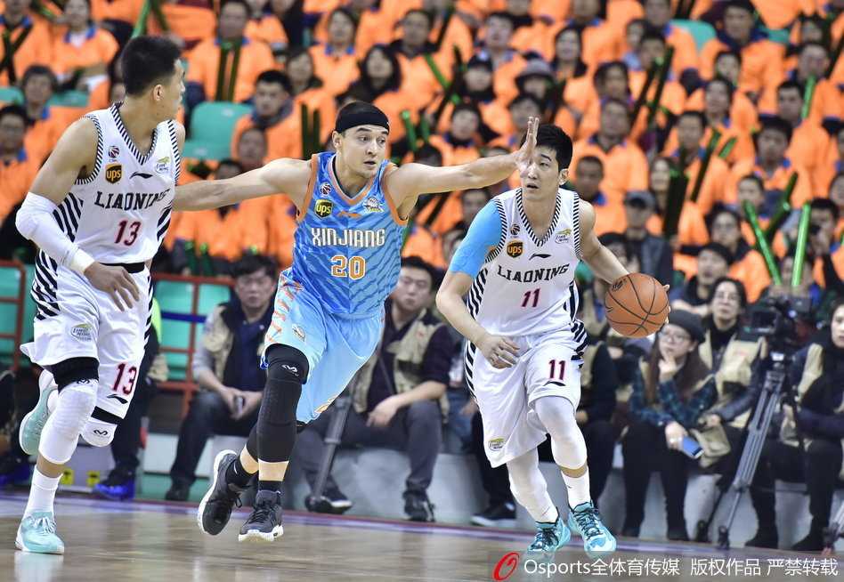 球场中央，郭艾伦如一道闪电般强行突破，他压低重心，三步并作两步直杀新疆队腹地，即使面前是长臂林立，也无法阻挡他上篮的决心，动作中充满了不服输的倔强。