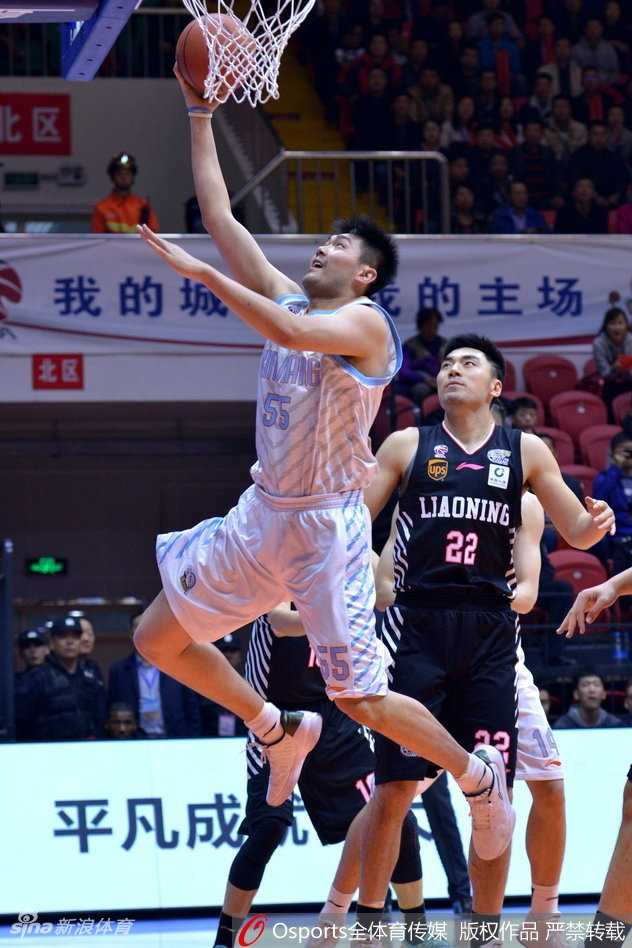 疆辽大战经典回顾:卫冕冠军的倔强与一次改写规则的关键判罚 辽宁核心哈德森状态神勇,无视防守强行出手,他上半场百发百中的火热手感是球队建立巨大优势的利器。