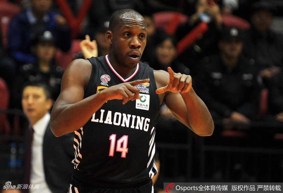 疆辽大战经典回顾:卫冕冠军的倔强与一次改写规则的关键判罚 赵继伟全力追防亚当斯,手臂交织的瞬间成为整场比赛的焦点,这次战术犯规的时机和动作尺度引发了裁判组的慎重考量。