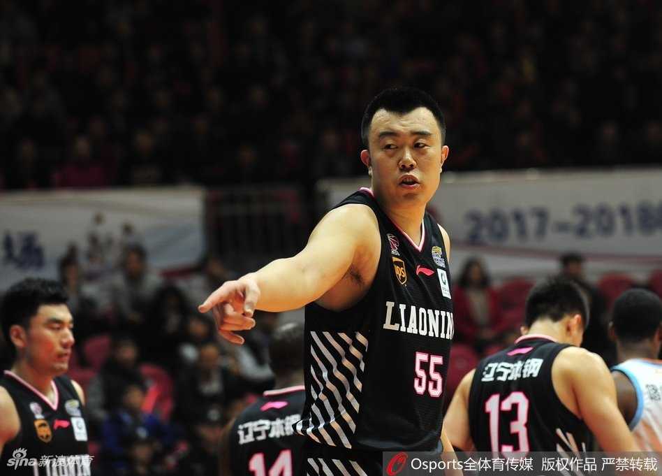 疆辽大战经典回顾:卫冕冠军的倔强与一次改写规则的关键判罚 新疆飞虎众将眼神坚毅,在主场漫天呐喊声中严阵以待,誓要捍卫卫冕冠军的荣耀。