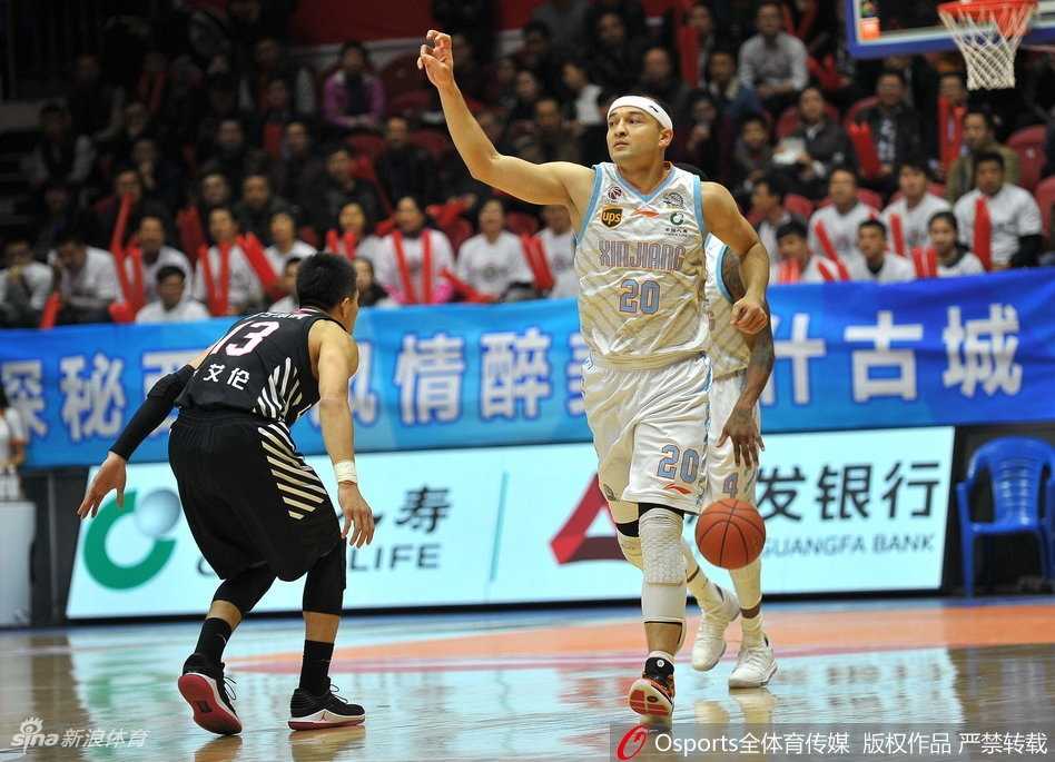 疆辽大战经典回顾:卫冕冠军的倔强与一次改写规则的关键判罚 新疆外援亚当斯如孤胆英雄般撕裂防线,正是他在下半场的疯狂爆发,带领球队从近三十分的深坑中一步步艰难爬出。