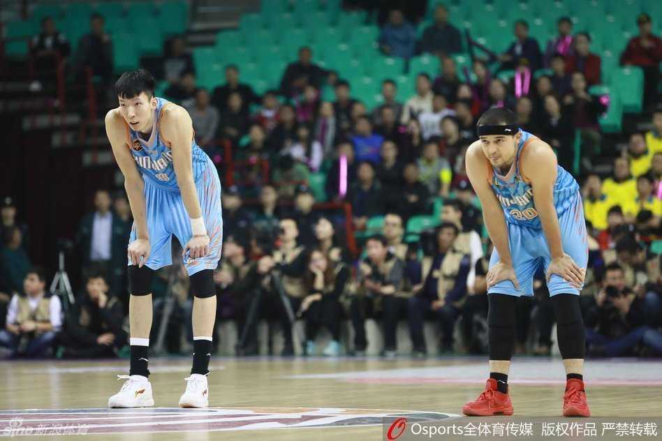 疆辽大战经典瞬间 那些年我们追过的男篮热血对决 内线绞杀周琦在新疆队多人包夹下奋力护球,尽管被围困,但他的长臂依然试图为队友创造一线生机。