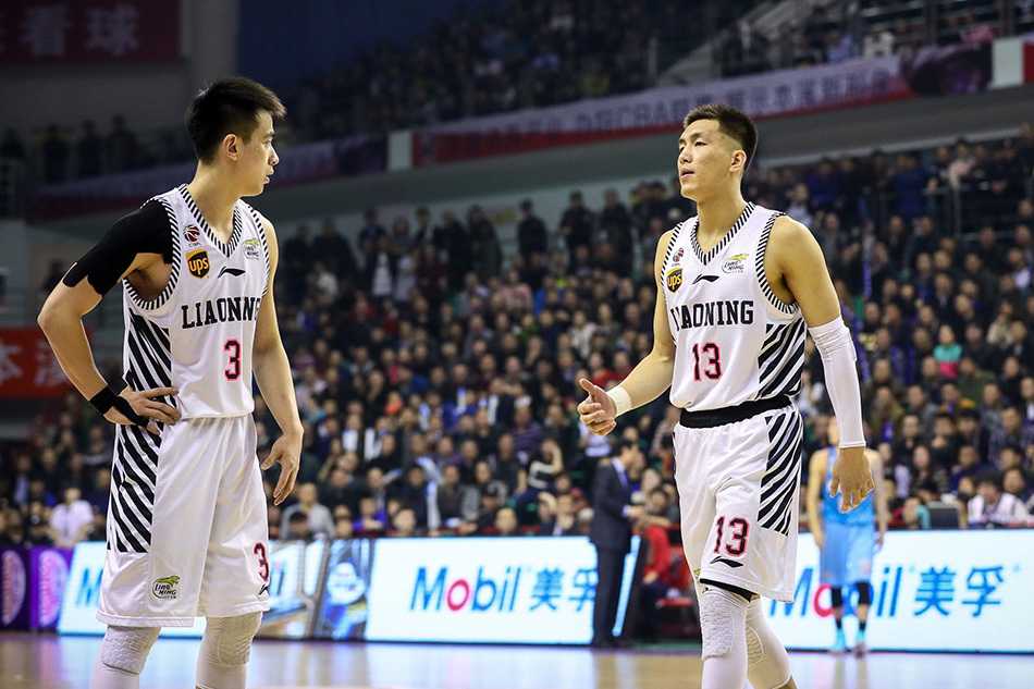 辽宁后场双枪郭艾伦与赵继伟同时在场，郭艾伦眼神坚毅地持球推进，赵继伟则在一旁接应，两人随时准备撕开对手防线。