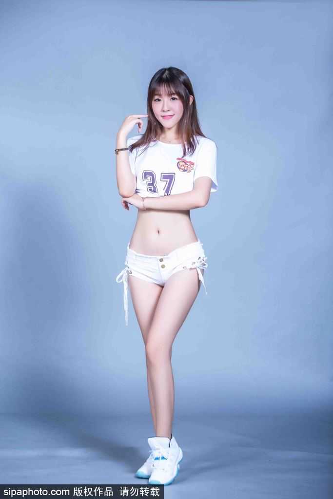 手持金色花球的宝贝绽放灿烂笑容，热力感染全场