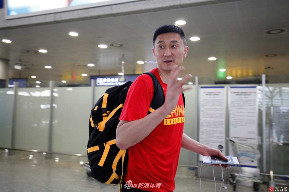 盛夏出征南半球凛冬 中国男篮蓝队澳洲拉练砺炼年轻力量 主教练杜锋在场边眉头紧锁,双手比划着战术手势,身旁的助教神情专注,背景是记分牌上焦灼的比分。