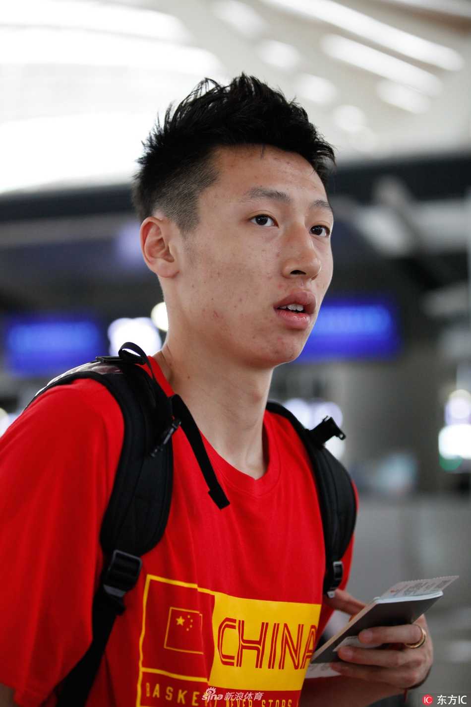 盛夏出征南半球凛冬 中国男篮蓝队澳洲拉练砺炼年轻力量 画面中队员们围成一圈,教练组在圈中心布置最后一攻的战术,从球员们紧锁的眉头和坚毅的眼神中,能感受到他们对胜利的极度渴望。