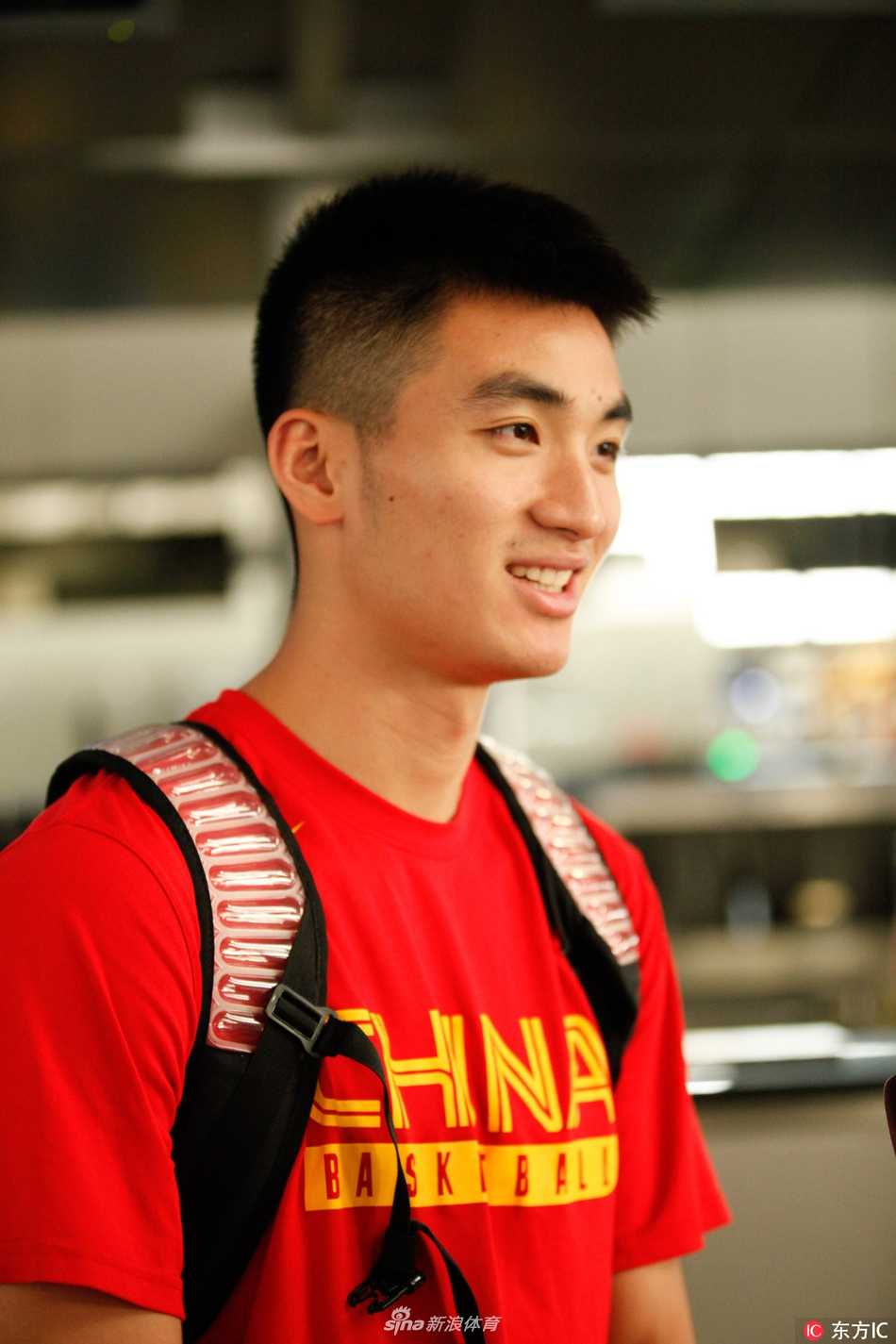 盛夏出征南半球凛冬 中国男篮蓝队澳洲拉练砺炼年轻力量 李根在候机大厅神态轻松,厚重的羽绒服搭在手臂上,眼神中透露出对这次跨越季节的挑战充满期待与自信。