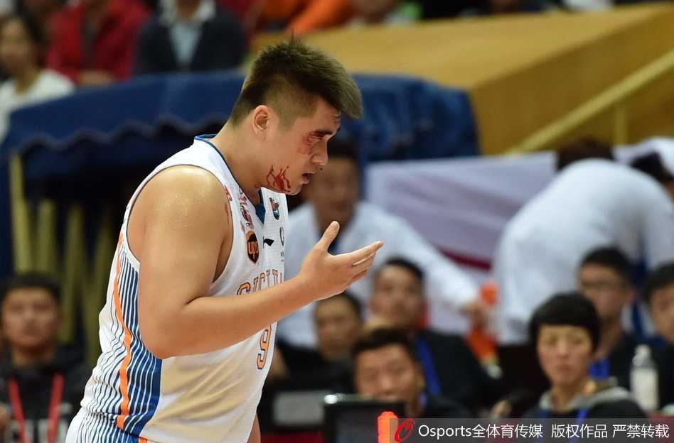 鲜血浸透了徐煜峰胸前的球衣，他在简单包扎后依然坚持战斗，球衣上的斑斑血迹记录着这场比赛的惨烈