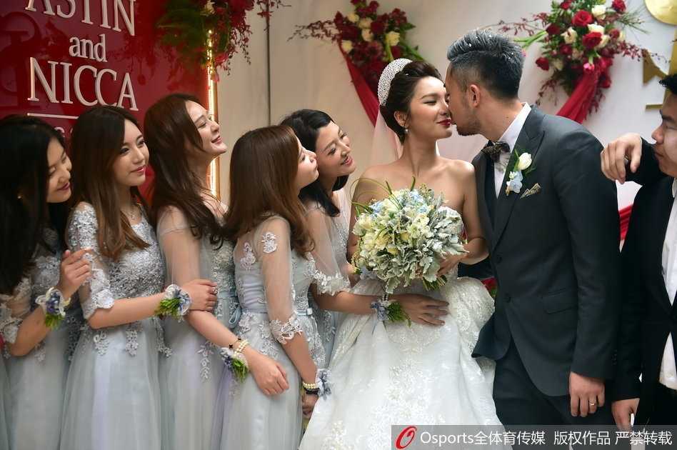 轻松时刻，刚从美国回来的丁彦雨航神情放松，与伴郎团兄弟们开心说笑