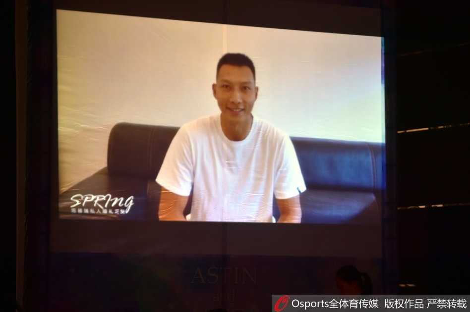 温馨祝福，主帅凯撒到场为弟子送祝福，对着镜头可爱比心萌翻众人