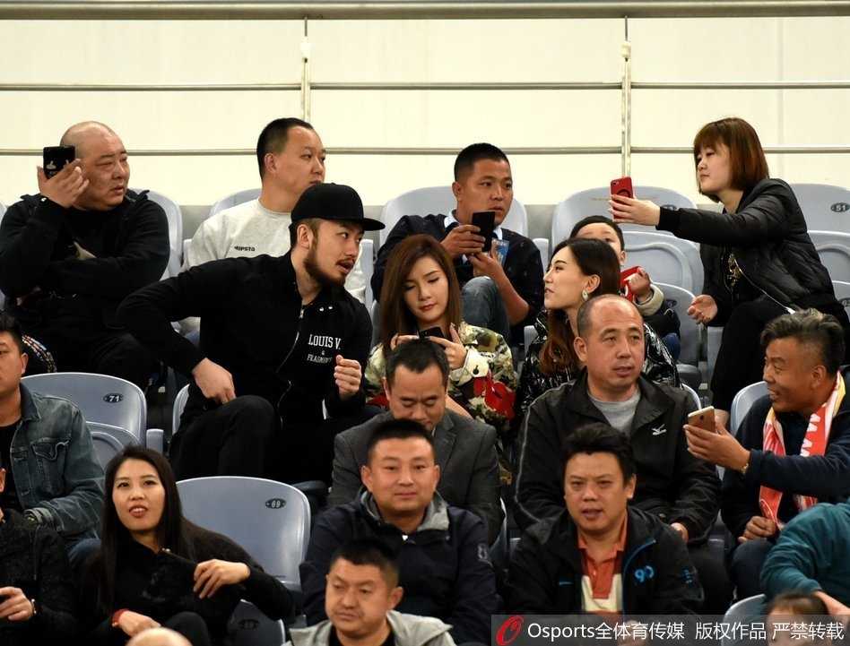 睢冉携爱妻观战鲁能大胜辽足,场边秀恩爱见证降级一刻 塔尔德利在进球后激情滑跪庆祝,看台上的睢冉夫妇也情不自禁起身鼓掌,与全场沸腾的橙色海洋融为一体。