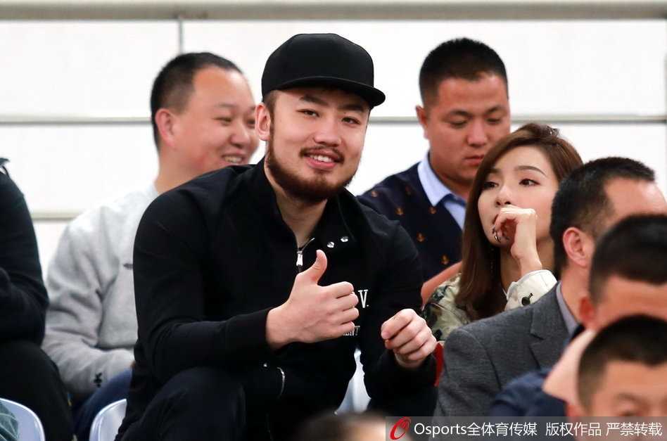 睢冉携爱妻观战鲁能大胜辽足,场边秀恩爱见证降级一刻 睢冉面带标志性大胡子,身穿休闲装与妻子现身看台,两人眼神中充满对比赛的期待,仿佛一对普通的球迷夫妻。