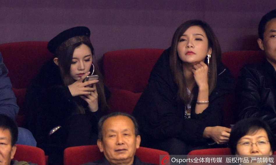 比赛间隙，睢冉爱妻轻轻整理了一下衣襟，神态自若。她身后的球迷或站或立，表情各异，而她始终保持着一份独特的端庄，仿佛场上的每一次激烈对抗，都无法动摇她对丈夫的坚定信任。