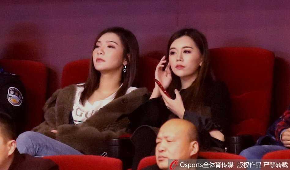 睢冉的妻子与丁彦雨航的女友李莎莎并肩坐在看台上，两人神情专注地望着赛场方向，眼神中流露出对亲人征战赛场的无限牵挂与骄傲。