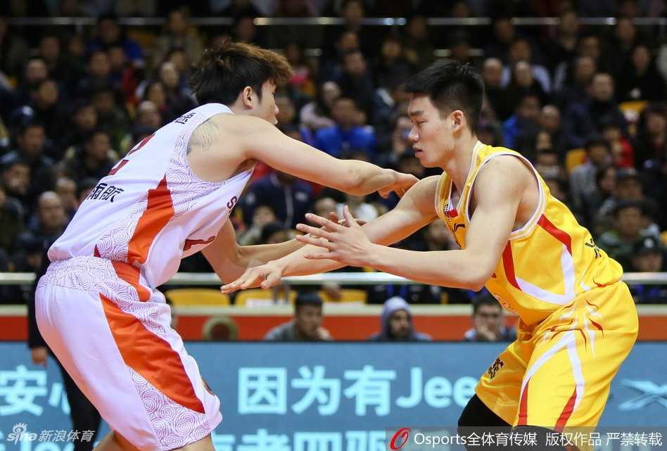 广厦队胡金秋在天津队内线群中高高跃起，用指尖轻轻一点，将皮球补进篮筐，动作轻盈如蜻蜓点水，却又致命一击。