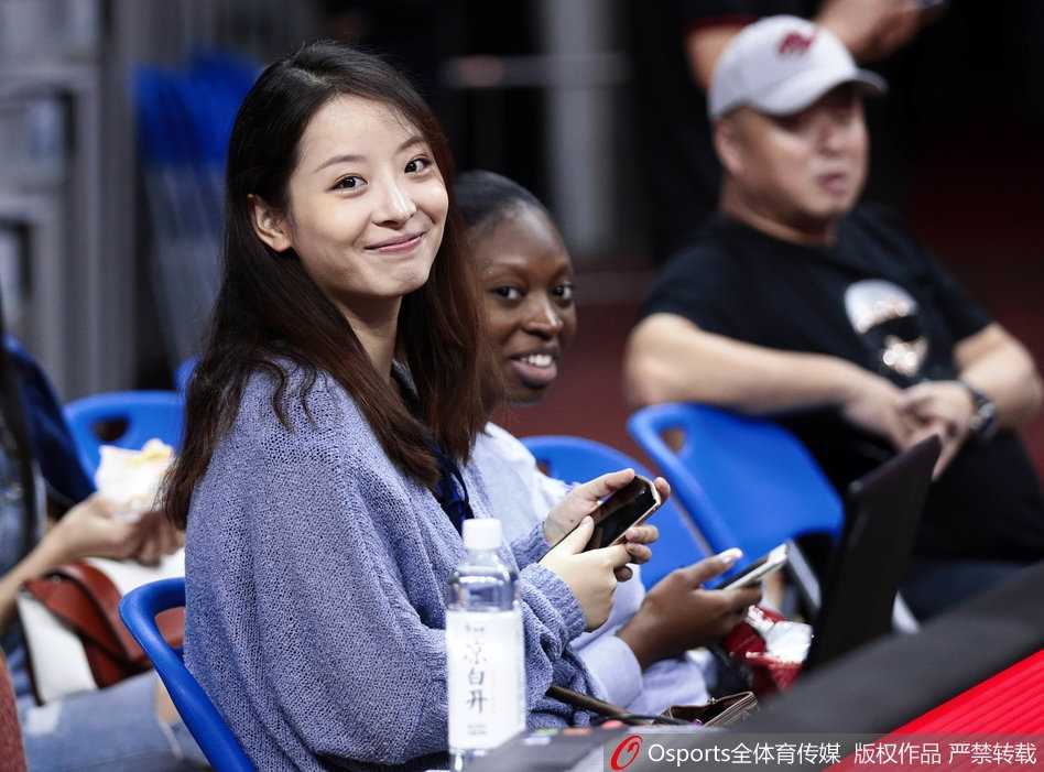 赛后散场时刻，周鹏妻子与孙桐林妻子在通道偶遇，两人微笑致意，场上是对手场下是朋友，这一幕完美诠释了CBA大家庭的温暖氛围