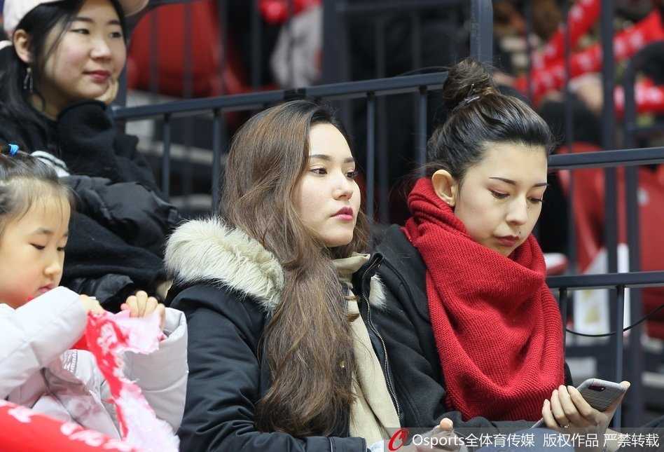 硝烟中的温柔力量:CBA赛场上的美女球迷图鉴 一头利落短发的女生用手轻触帽檐,眼神清澈而坚定。她以一种酷酷的姿态融入球馆的背景,既像是观察者,又像是这场篮球盛宴的时尚主角。