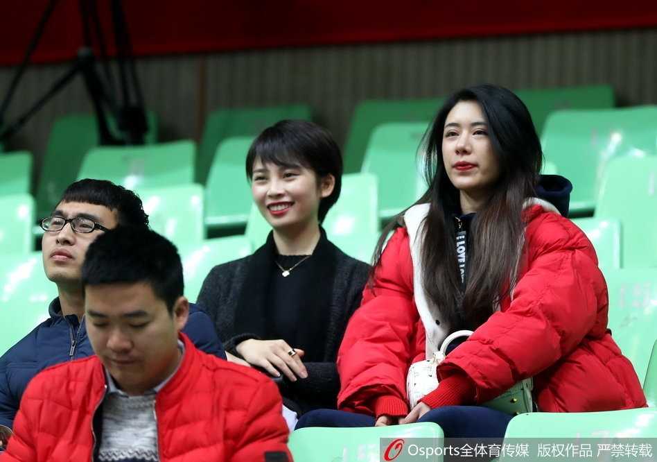 硝烟中的温柔力量:CBA赛场上的美女球迷图鉴 身着红色卫衣的女生扎着清爽马尾,露出灿烂的笑容比出胜利手势。她仿佛在用整个青春为支持的球队助威,那股发自内心的喜悦感染着周围每一个人。