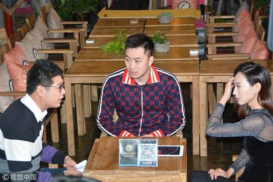 睢冉面带微笑步入演播厅，他那标志性的大胡子修剪得十分整齐，眼神中褪去了赛场上的杀气，多了几分邻家大哥的温和，与主持人轻松地打着招呼。