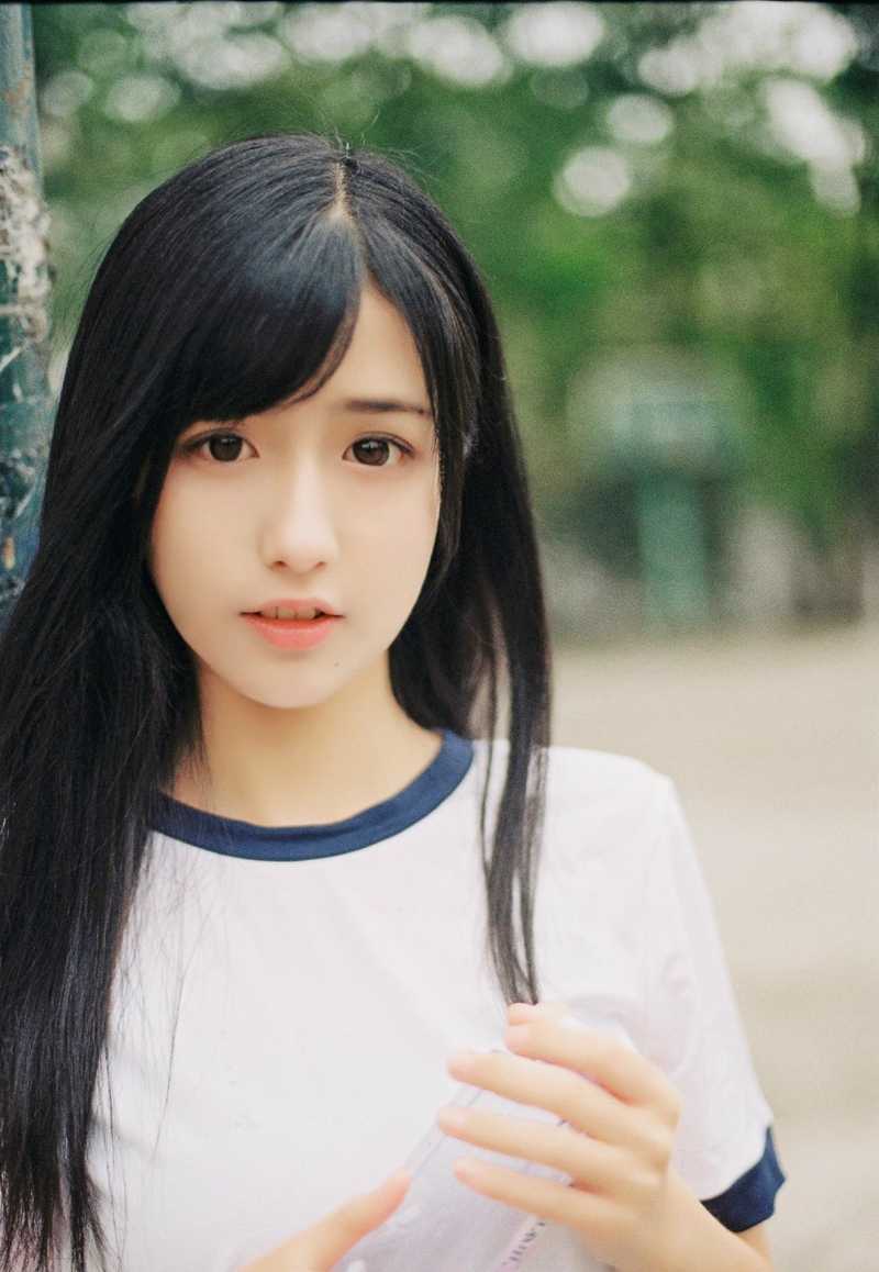 球场上惊鸿一瞥，女球迷的回眸一笑，恍如当年玉女掌门人再现，眼神清澈得容不下一丝杂质。