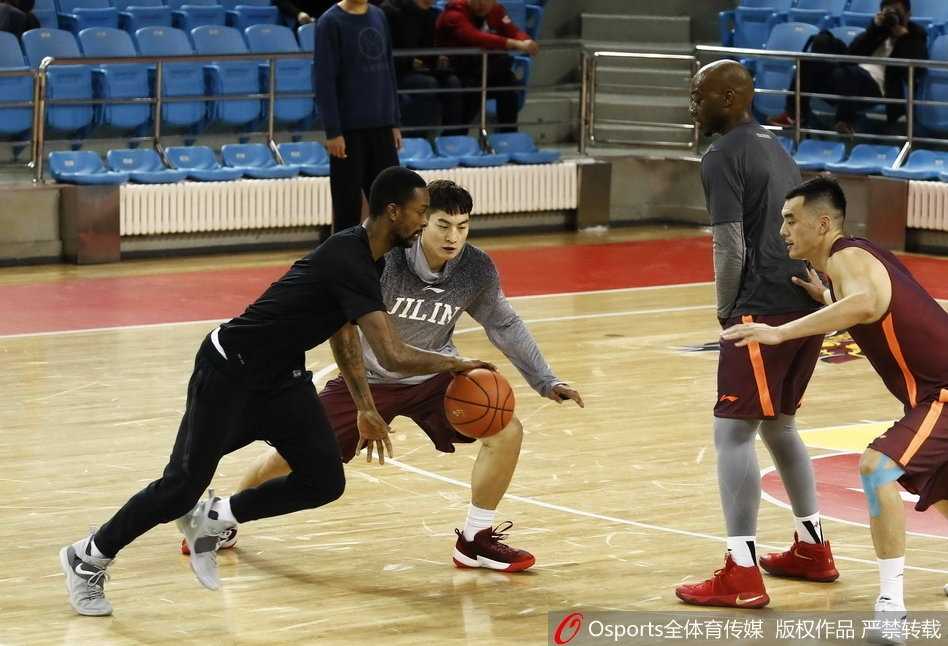 兰德里认真地给球迷手中的物品签名，脸上挂着标志性的温暖微笑，毫无球星架子