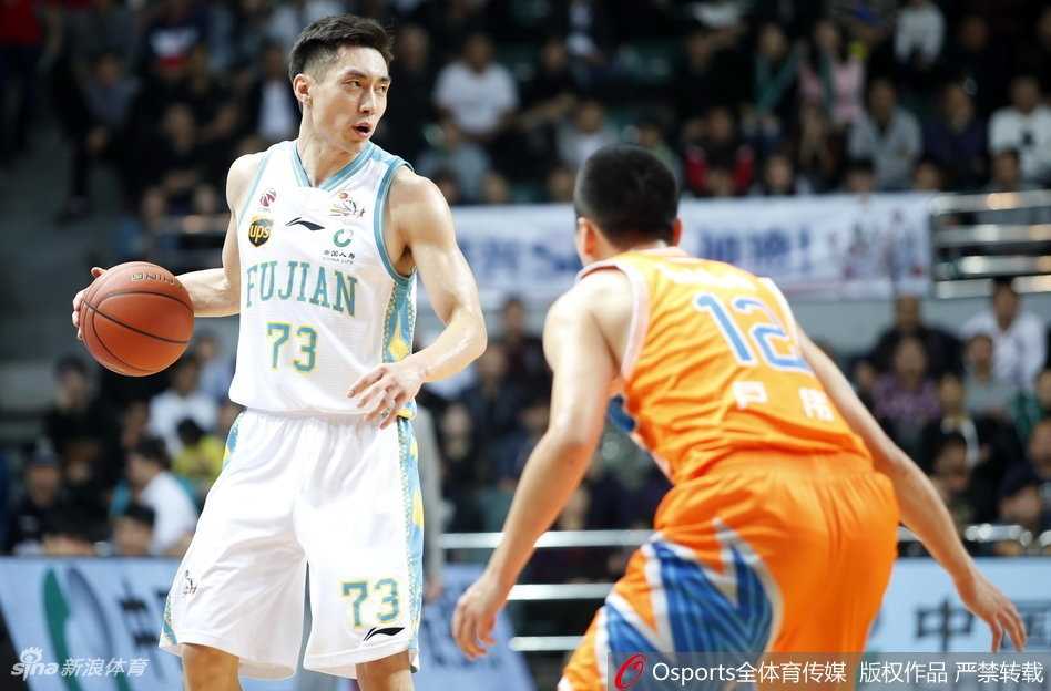 福建外援史密斯在三人包夹下强行突破上篮，他用速度和激情串联起全队的进攻，是获胜的重要功臣。
