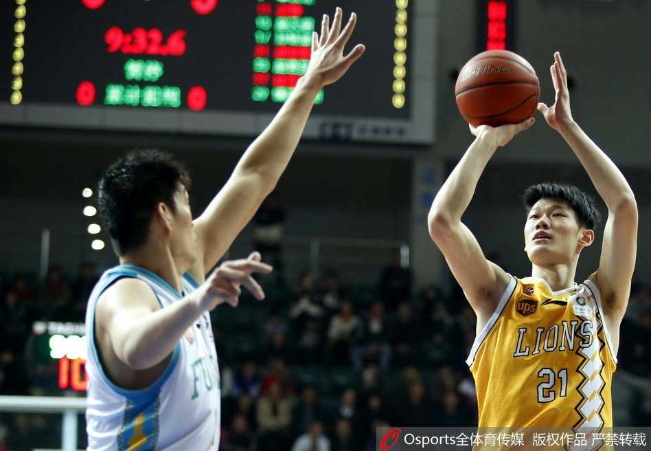 双方球员为了球权奋力扑地争抢，肌肉碰撞间满是火药味，战况激烈可见一斑