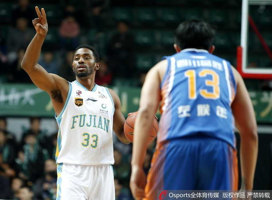 四川队支柱哈达迪在福建队禁区高高跃起，如同一座不可逾越的高山，以一记势大力沉的单手劈扣终结进攻，展现着篮下的绝对统治力。