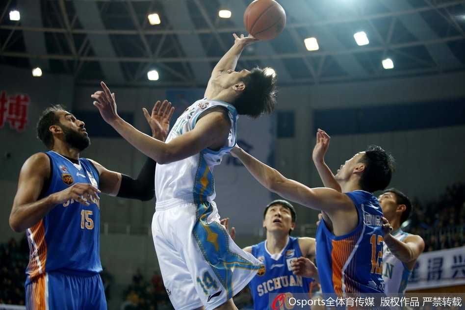 福建队外援拉斯·史密斯犹如一道红色闪电，在四川队多名球员的围堵下强行突破上篮，他的眼神中充满了必胜的信念。