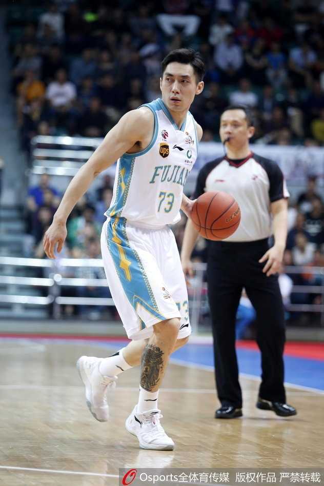 外援史密斯如灵猫般突破山西队的防线，在两人夹击的缝隙中找到出手机会，打成精彩的2+1，表情坚毅。