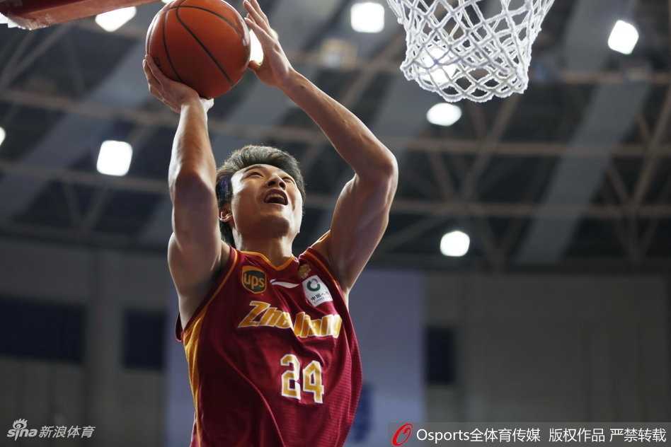 福建主场鏖战惜败浙江,拉斯六十一分难救主 浙江队外援威姆斯如闪电般突破福建队的防线,他眼神坚毅,高高跃起准备上篮,身后是王哲林奋力回追的身影