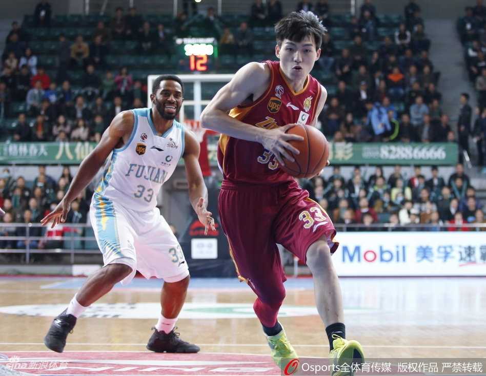 福建主场鏖战惜败浙江,拉斯六十一分难救主 浙江队核心吴前后撤步晃开防守人,在三分线外从容出手,篮球在空中旋转,眼神中充满了自信和冷峻,这是他全场32分表演的一个缩影