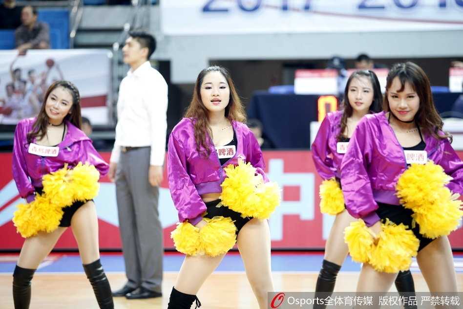 晋江祖昌体育馆内，福建篮球宝贝们身着亮黄色活力套装，在比赛暂停间隙跃动起舞，她们手中的花球随着整齐划一的动作在空中划出优美弧线，瞬间点燃了现场观众的观赛热情。