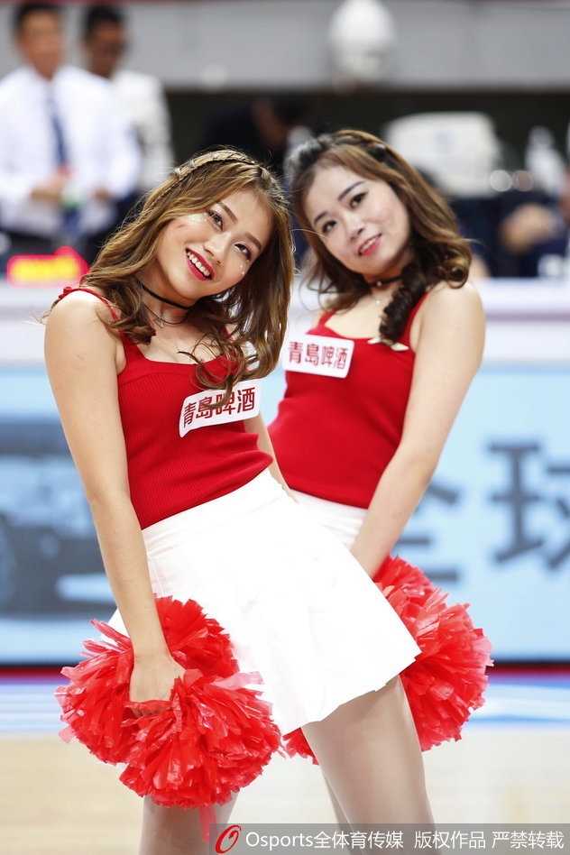 镜头拉远，六位篮球宝贝在场上排成一列，每个人都摆出自信满满的姿势。动感的灯光打在她们身上，健康的小麦色肌肤闪耀着光泽，宛如球场上的女王。